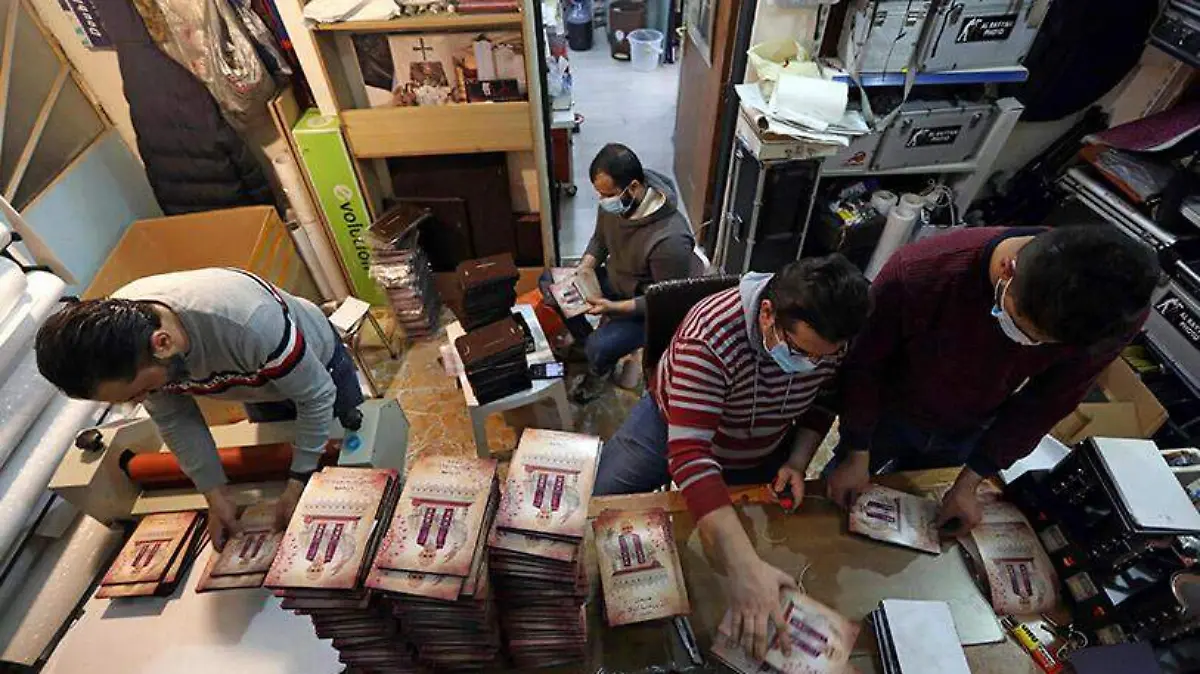 Atalayar_7Folletos del Papa Francisco en una tienda de Arbil-AFP